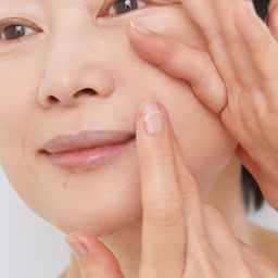 頰に指を置き、ほうれい線の溝を伸ばして平らにして、下地やファンデをなじませます。マリオネットラインや目の下のシワの部分にも伸ばして塗って。