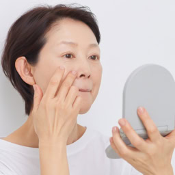 小鼻まわりもきちんと塗れているかチェック。たまりやヨレがあったら、スポンジでならしましょう。