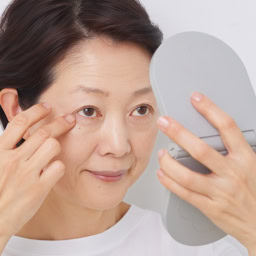 目元のシワや目のキワの部分にヨレやたまりがないか確認。鏡をやや上のほうに構えれば、下まぶたの肌がよく見えます。