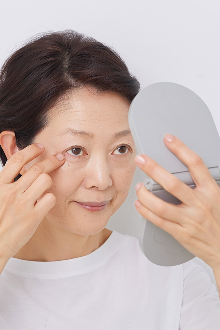 目元のシワや目のキワの部分にヨレやたまりがないか確認。鏡をやや上のほうに構えれば、下まぶたの肌がよく見えます。