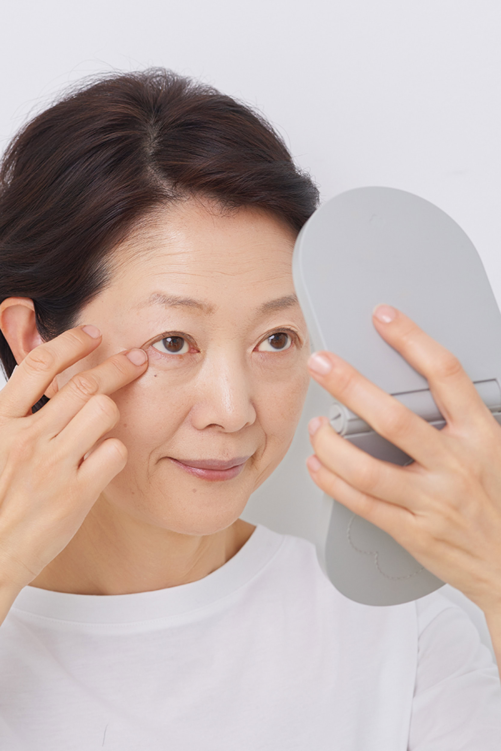 目元のシワや目のキワの部分にヨレやたまりがないか確認。鏡をやや上のほうに構えれば、下まぶたの肌がよく見えます。