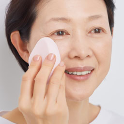 スポンジは厚みのあるものを使用。肌をバンバン叩かず、ポンポンと軽くパッティングするのがコツです。
