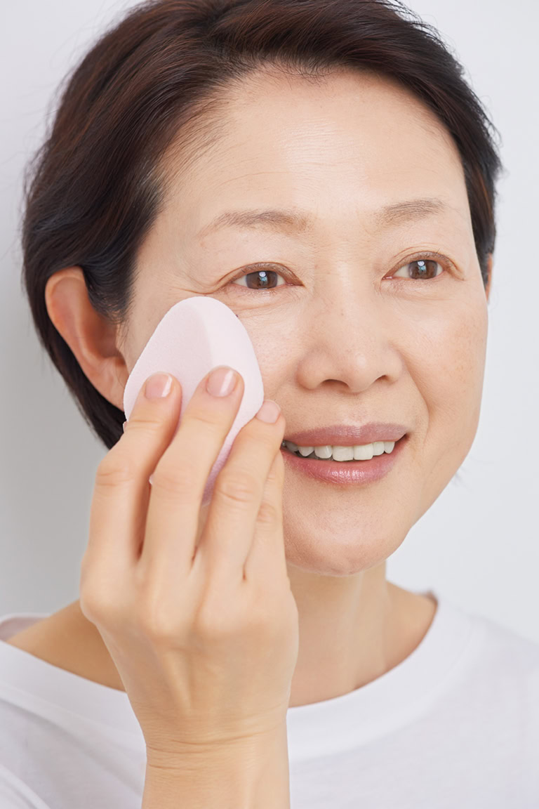 スポンジは厚みのあるものを使用。肌をバンバン叩かず、ポンポンと軽くパッティングするのがコツです。