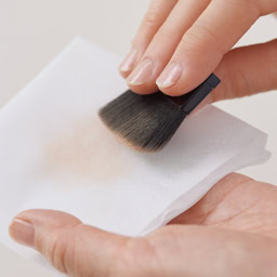 ブラシ（軽くつけるとき）やパフ（しっかりつけるとき）に取ってすぐ肌にのせると、つけ過ぎの元。必ずティッシュ上でなじませてから。