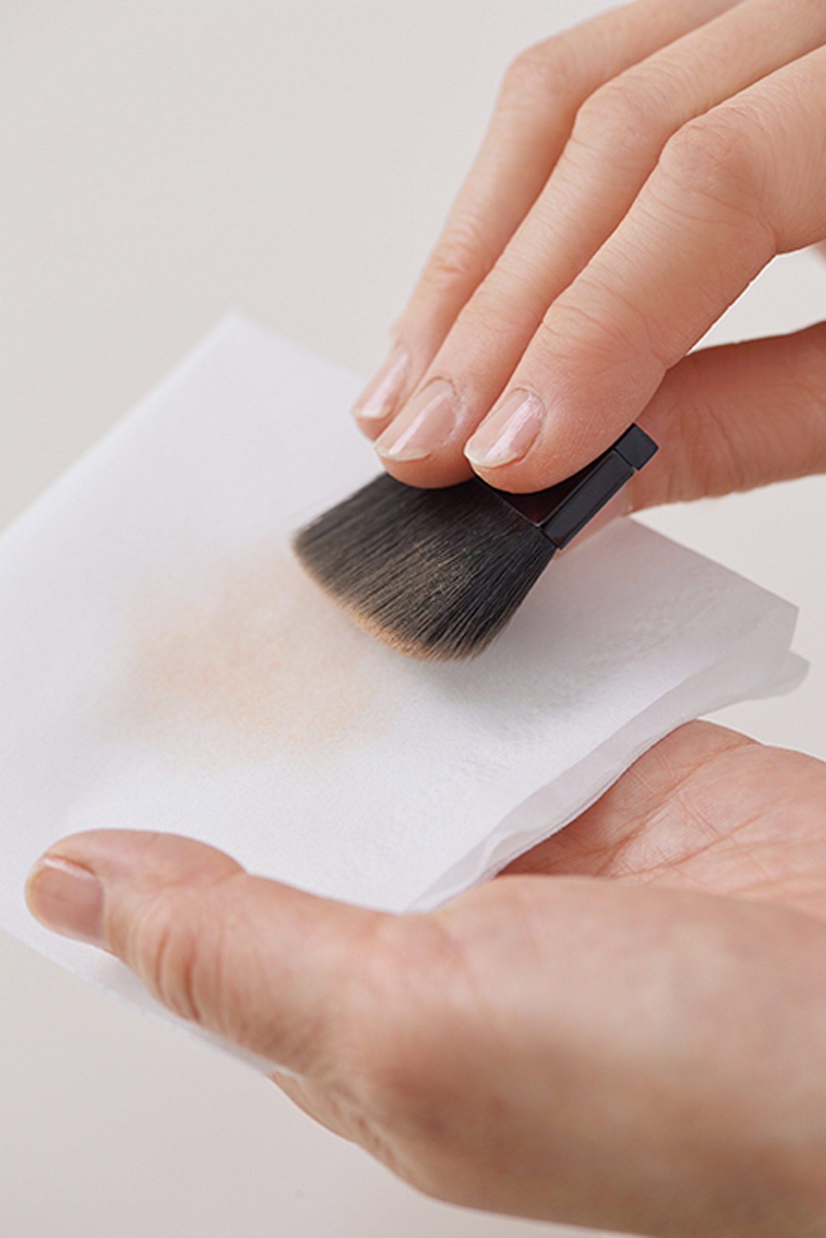 ブラシ（軽くつけるとき）やパフ（しっかりつけるとき）に取ってすぐ肌にのせると、つけ過ぎの元。必ずティッシュ上でなじませてから。