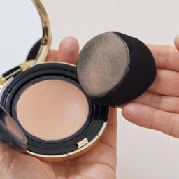 パフの面2/3に（尖った部分は、細かいパーツを塗るときに使うので、尖りがない側に）取り、目から下を塗ります。再度取って額に。