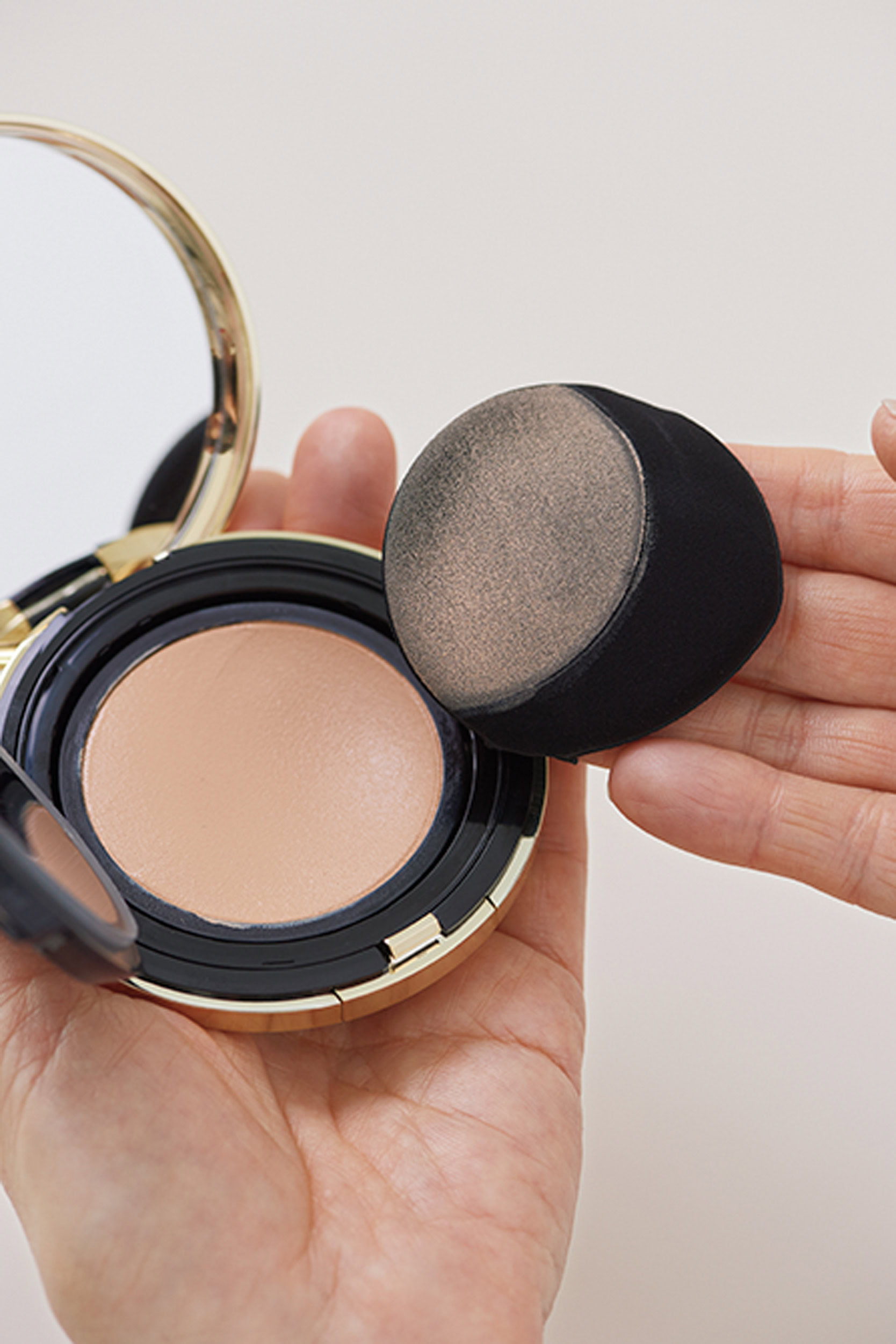 パフの面2/3に（尖った部分は、細かいパーツを塗るときに使うので、尖りがない側に）取り、目から下を塗ります。再度取って額に。