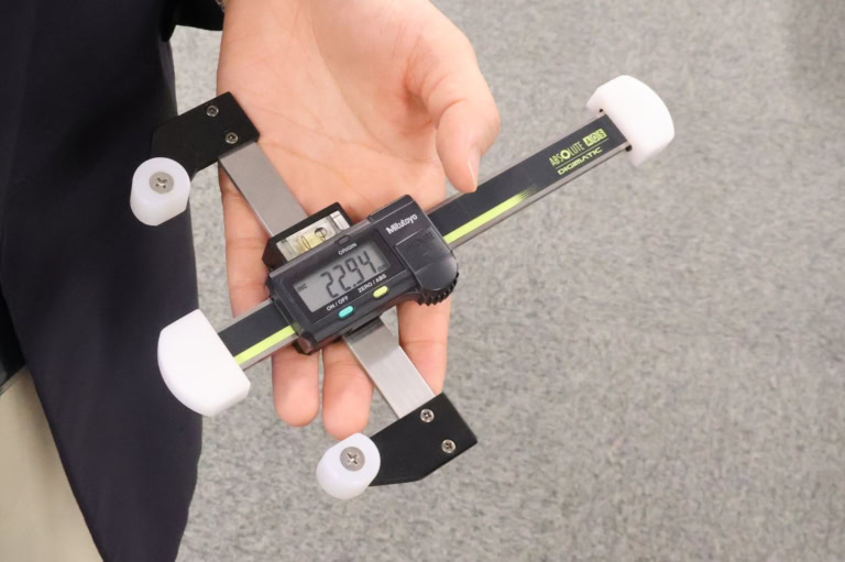 首の角度は22㎝