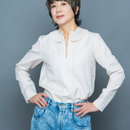 フリル襟ブラウス（ピンクベージュ）￥56,100／ニュイノワール