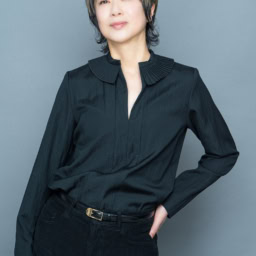 フリル襟ブラウス（ブラック）￥56,100／ニュイノワール