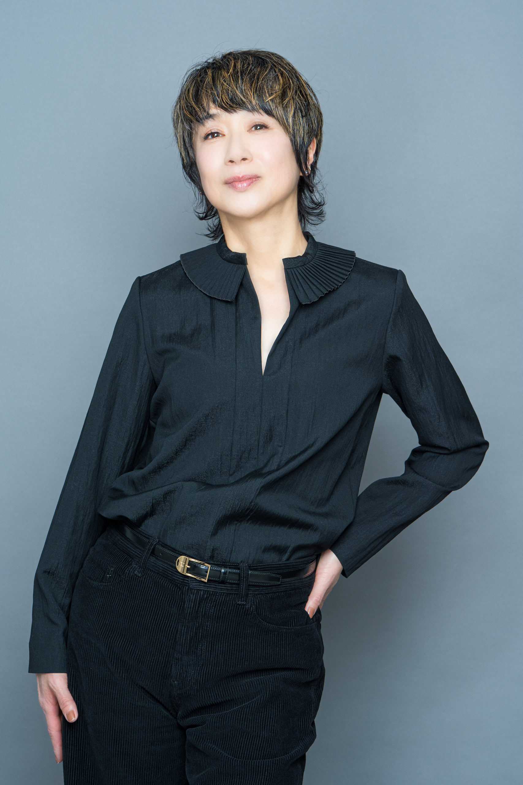 フリル襟ブラウス（ブラック）￥56,100／ニュイノワール