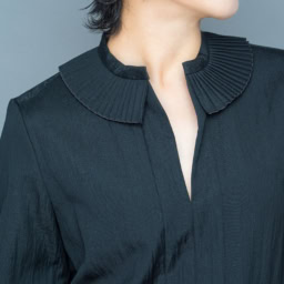 フリル襟ブラウス（ブラック）￥56,100／ニュイノワール