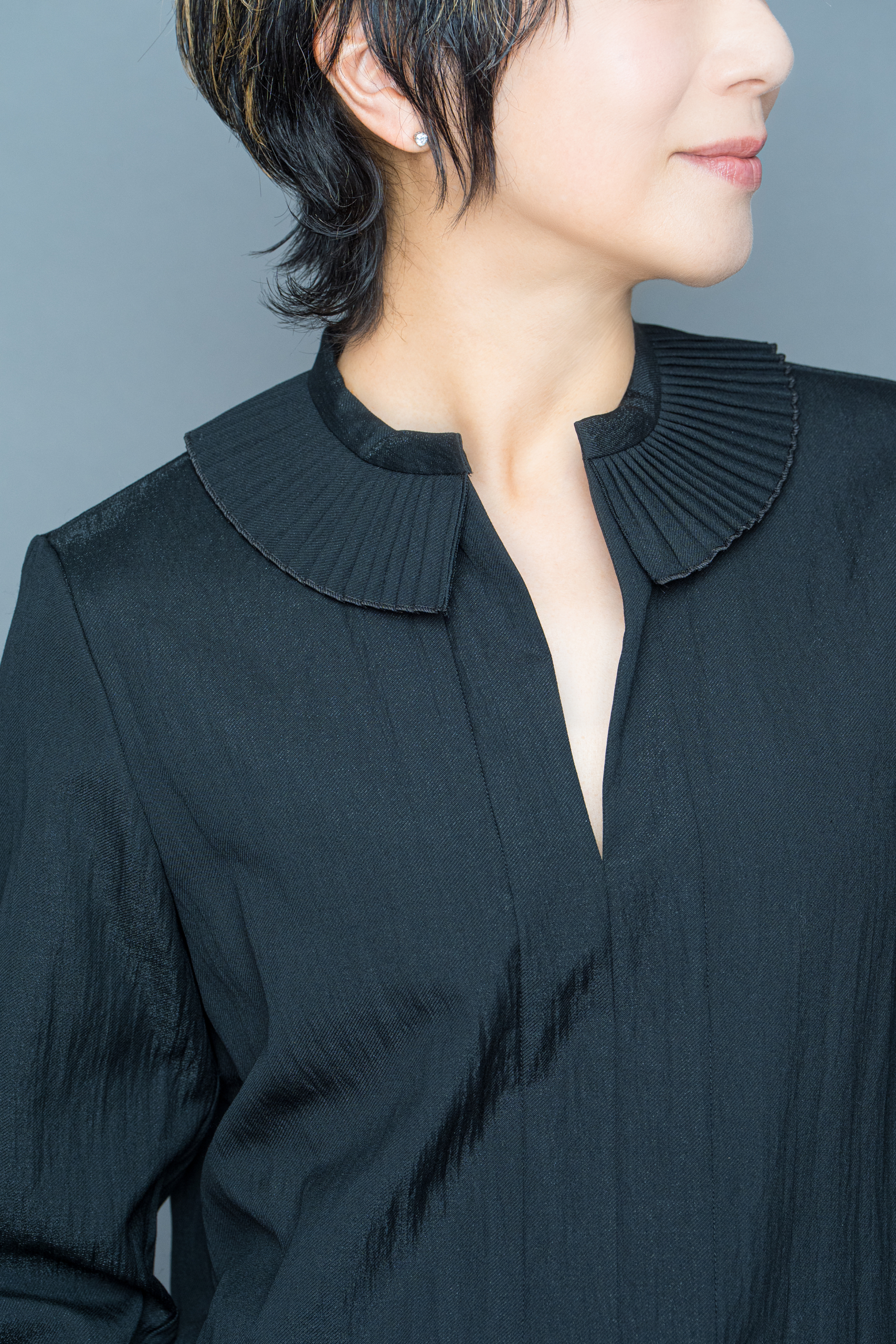 フリル襟ブラウス（ブラック）￥56,100／ニュイノワール