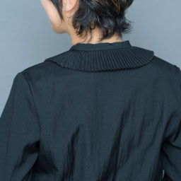 フリル襟ブラウス（ブラック）￥56,100／ニュイノワール