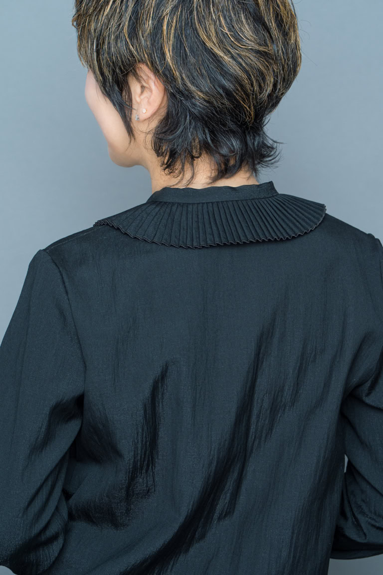 フリル襟ブラウス(ブラック)¥56,100/ニュイノワール