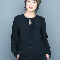 紐付きブラウス（ブラック）￥54,780／ニュイノワール