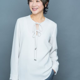 紐付きブラウス（グレーベージュ）￥54,780／ニュイノワール