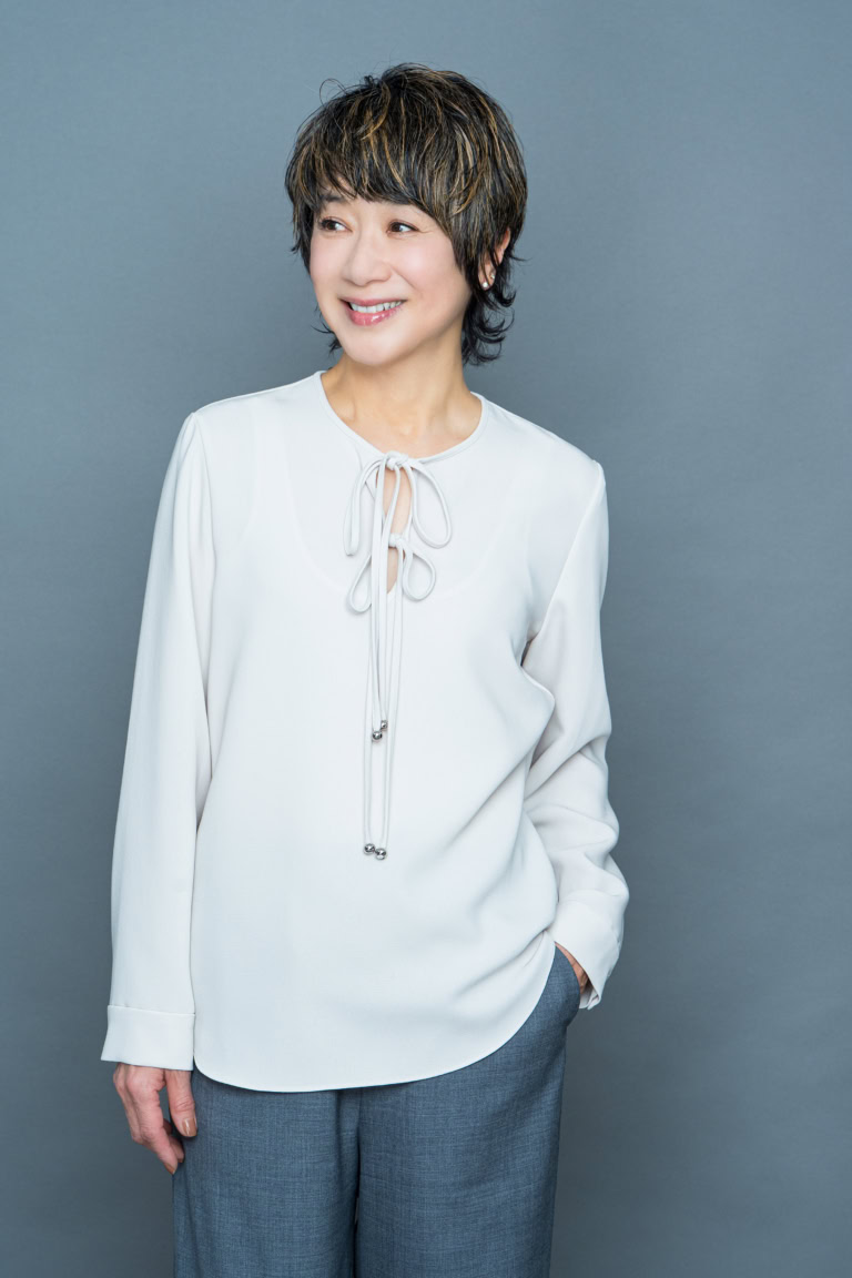 紐付きブラウス（グレーベージュ）￥54,780／ニュイノワール