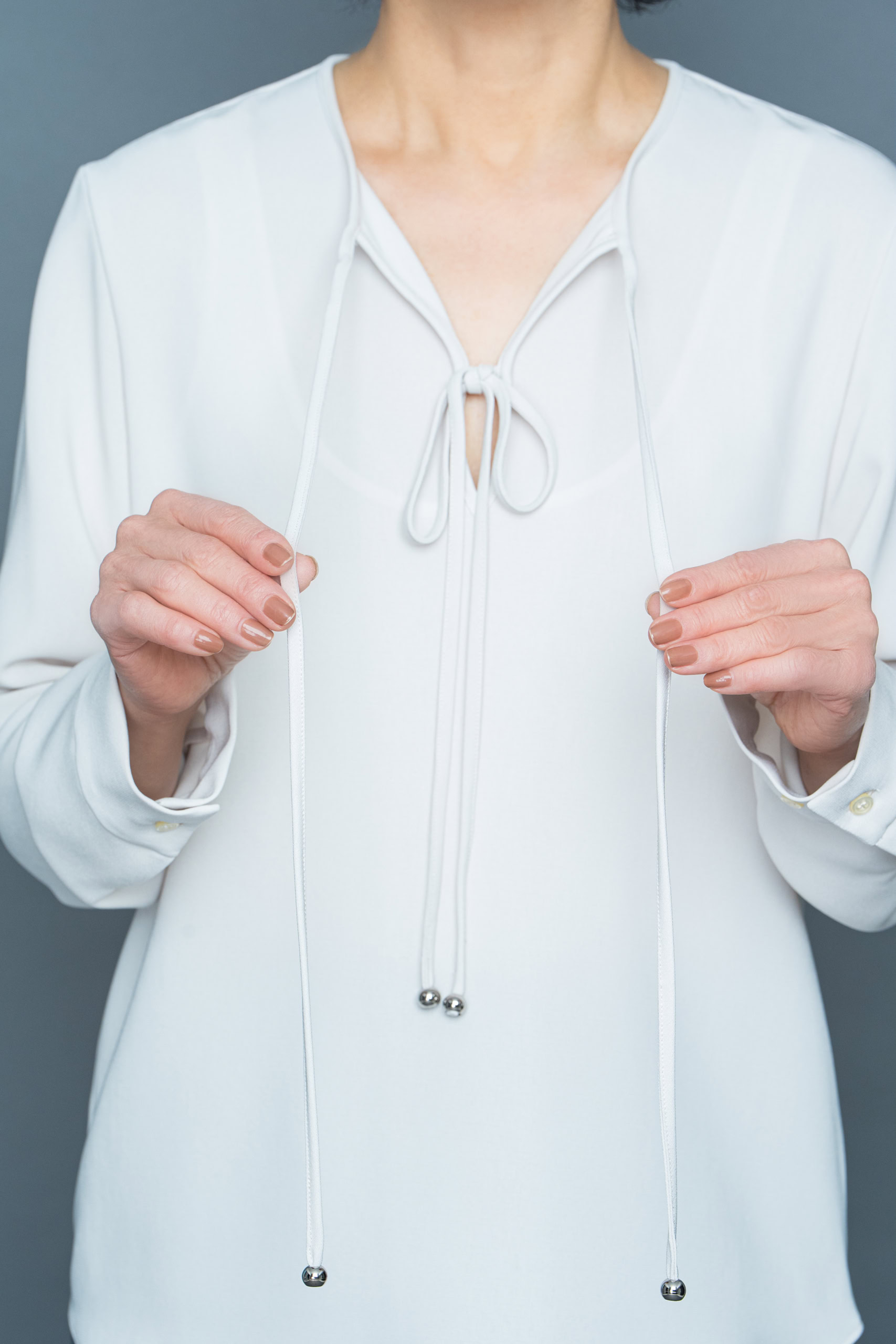 紐付きブラウス（グレーベージュ）￥54,780／ニュイノワール