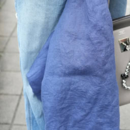 「デニムに合わせてブルーのストールをセレクト。首元が寒いときにラフに羽織ればこなれて見えるし、ただバッグと一緒に持ったりするだけでもぐっと洒落感が増した印象に」