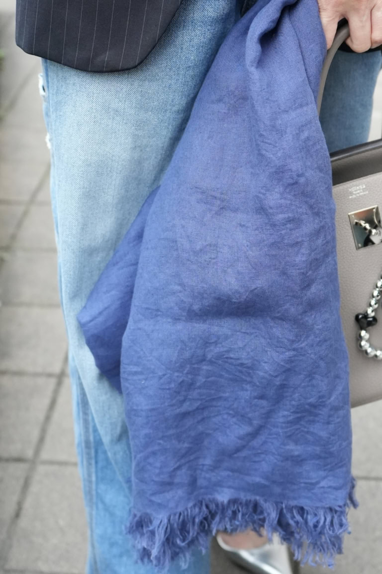 「デニムに合わせてブルーのストールをセレクト。首元が寒いときにラフに羽織ればこなれて見えるし、ただバッグと一緒に持ったりするだけでもぐっと洒落感が増した印象に」
