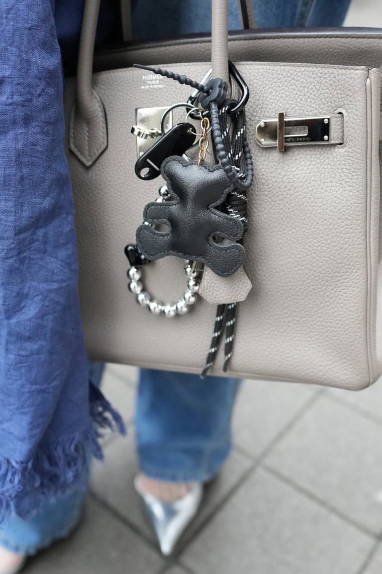 「『エルメス』のバーキンにはあえてカジュアルなチャームやキーホルダーをじゃらづけ！ただ、色を黒や白、シルバーにしぼってセレクトするのがマイルールです。カジュアルになりすぎず、ちょうどいい具合に大人っぽく辛口なアレンジにまとまります」