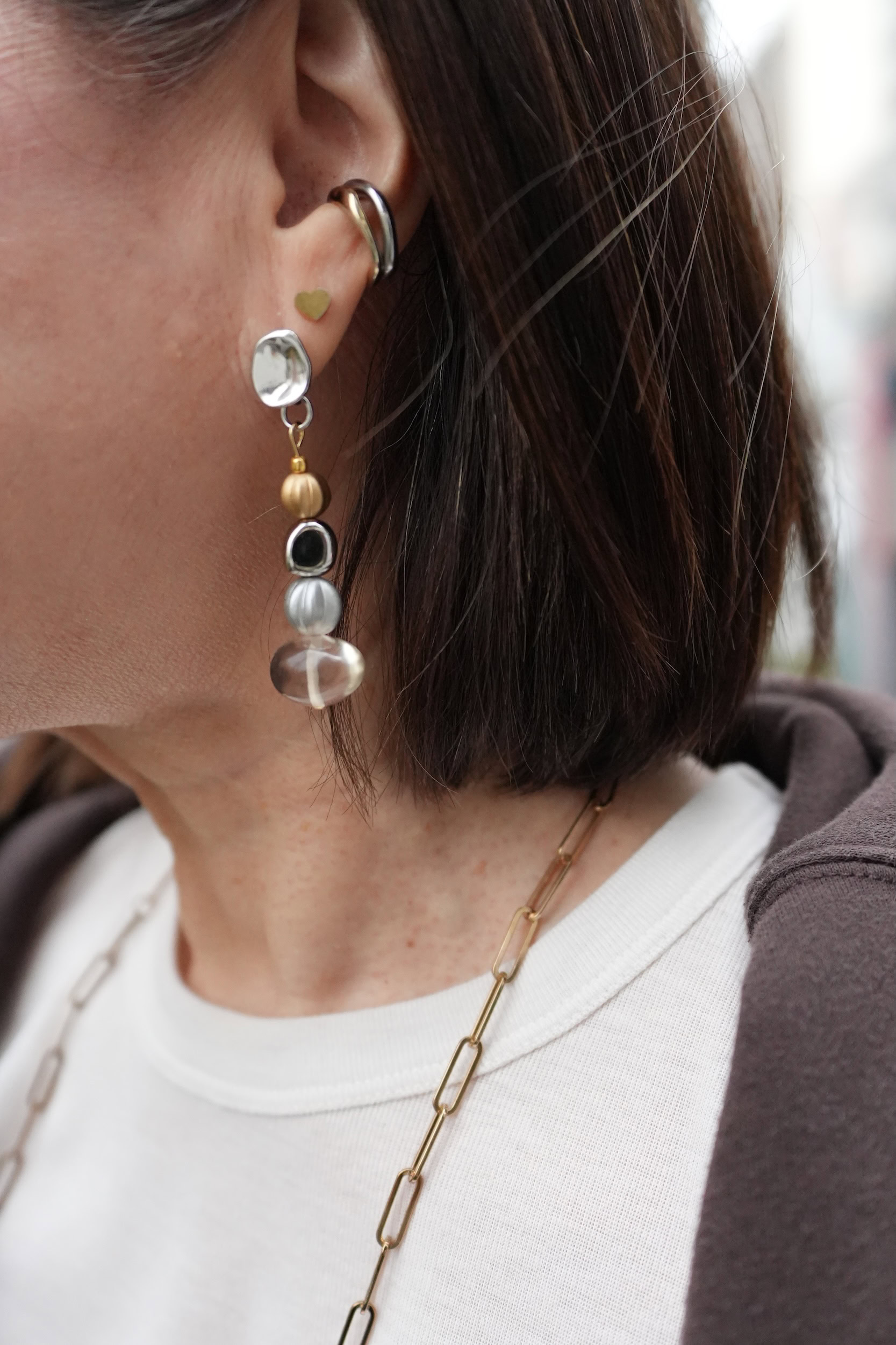 「このピアスやネックレスは自分で作ったものなんです。アクセサリーはハンドメイドのものを身につけることが多いので、映えるように服は極力シンプルに徹しています」