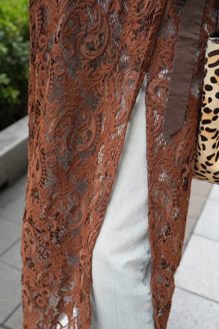 「淡いブルーデニムなので、レースの繊細さが際立って上品な印象をプラス。こっくりとしたブラウンのレースの雰囲気をデニムが軽やかに見せてくれるので春らしくまとまりました」