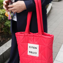 「『CITEN』の鮮やかな赤のバッグは、相反するテイストのネイビーのスーツと好相性。絶妙なバランスでカジュアルさをミックスし、遊びのあるアクセントに」