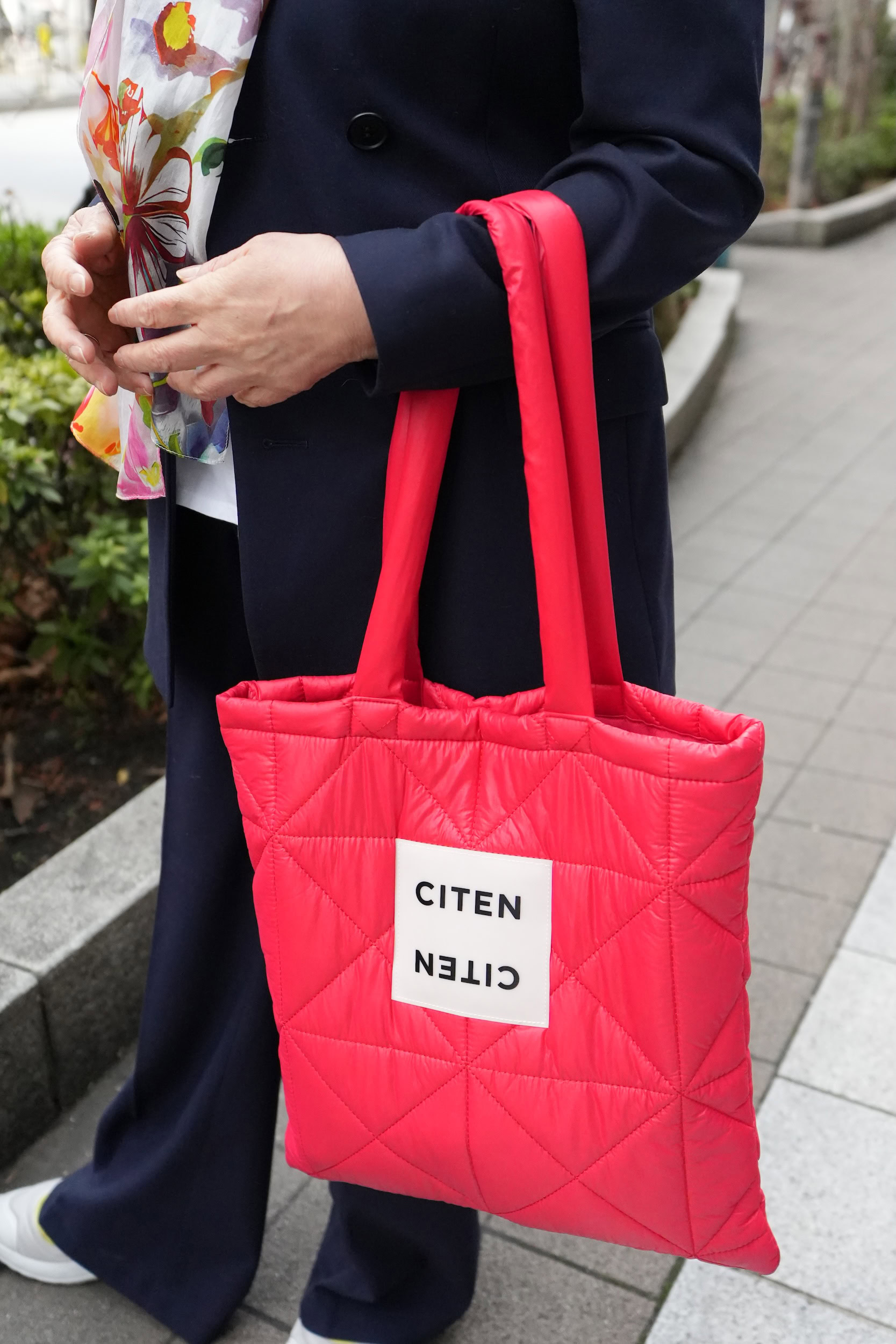 「『CITEN』の鮮やかな赤のバッグは、相反するテイストのネイビーのスーツと好相性。絶妙なバランスでカジュアルさをミックスし、遊びのあるアクセントに」