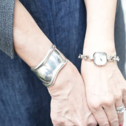 「シルバー系の時計やブレスレットとともにバッグとスニーカーはクリーンで清潔感のある白に揃えて、春のフレッシュな雰囲気を装ってみました」