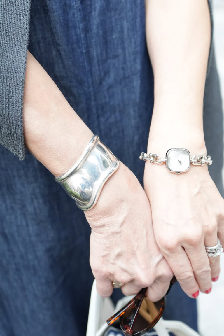 「シルバー系の時計やブレスレットとともにバッグとスニーカーはクリーンで清潔感のある白に揃えて、春のフレッシュな雰囲気を装ってみました」