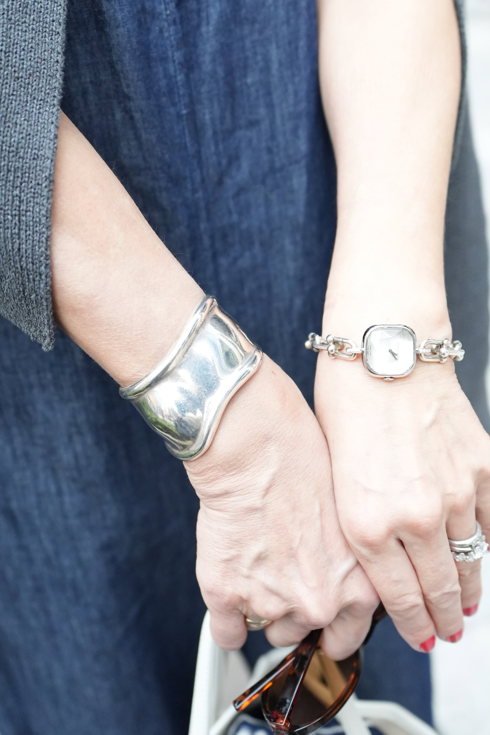 「シルバー系の時計やブレスレットとともにバッグとスニーカーはクリーンで清潔感のある白に揃えて、春のフレッシュな雰囲気を装ってみました」