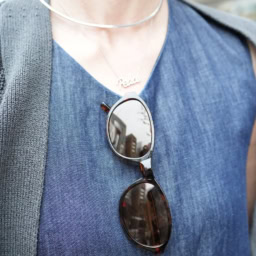 「5月号の付録 『グラスコードつき偏光サングラス』はこのコーデにピッタリ。胸元にかけておくだけでも、コーデのアクセントとして活躍してくれます」