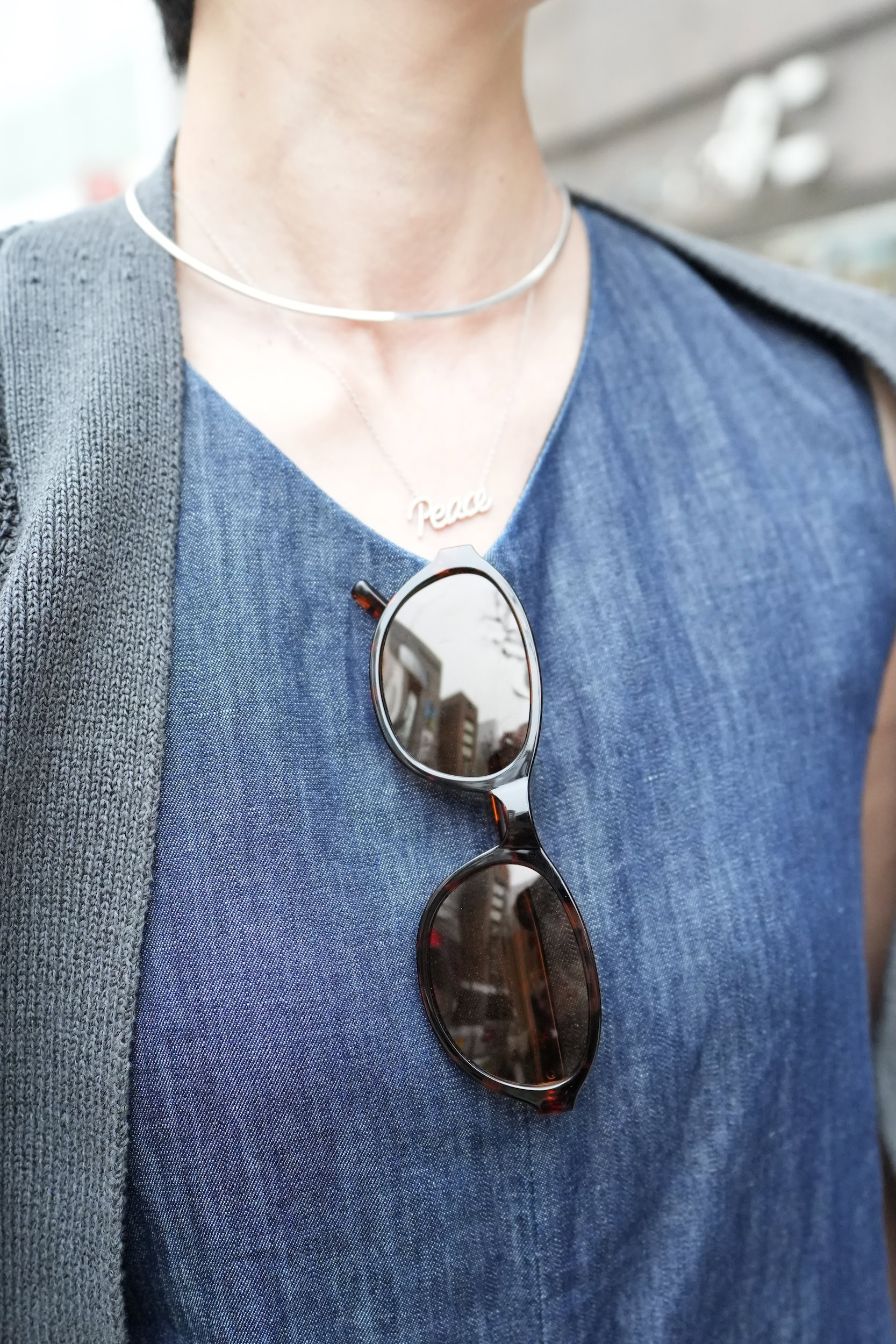 「5月号の付録 『グラスコードつき偏光サングラス』はこのコーデにピッタリ。胸元にかけておくだけでも、コーデのアクセントとして活躍してくれます」