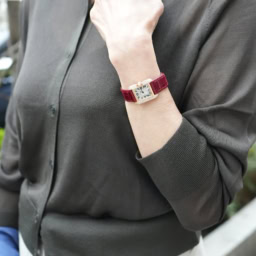 「腕時計の赤いレザーベルトとゴールドの輝きは、落ち着いた色味の服に合わせると目を引くポイントに。ブレスレットなど他のジュエリーをレイヤードしなくても優美な手元に仕上げてくれます」