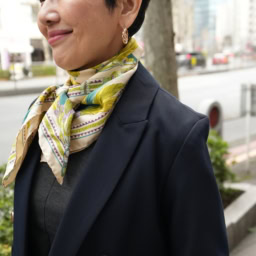 「ネイビーにグレーなどダークカラーがメインなので首元は春らしい鮮やかなカラーのスカーフを。顔まわりが品よく華やかにキマる上に、視線を首元に集めることですらりとしたシルエットを強調することもできます」