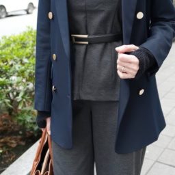 「アクセサリーやベルトは紺ブレのボタンに合わせてゴールド系に統一。落ち着いたダークカラーの服なので、アクセサリーがこってりして見えずちょうどいい具合にエレガントさをプラスできます」