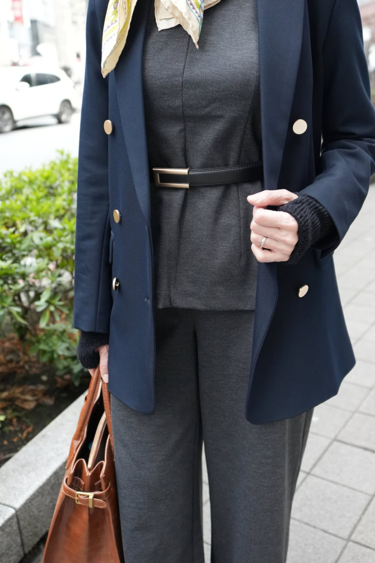 「アクセサリーやベルトは紺ブレのボタンに合わせてゴールド系に統一。落ち着いたダークカラーの服なので、アクセサリーがこってりして見えずちょうどいい具合にエレガントさをプラスできます」