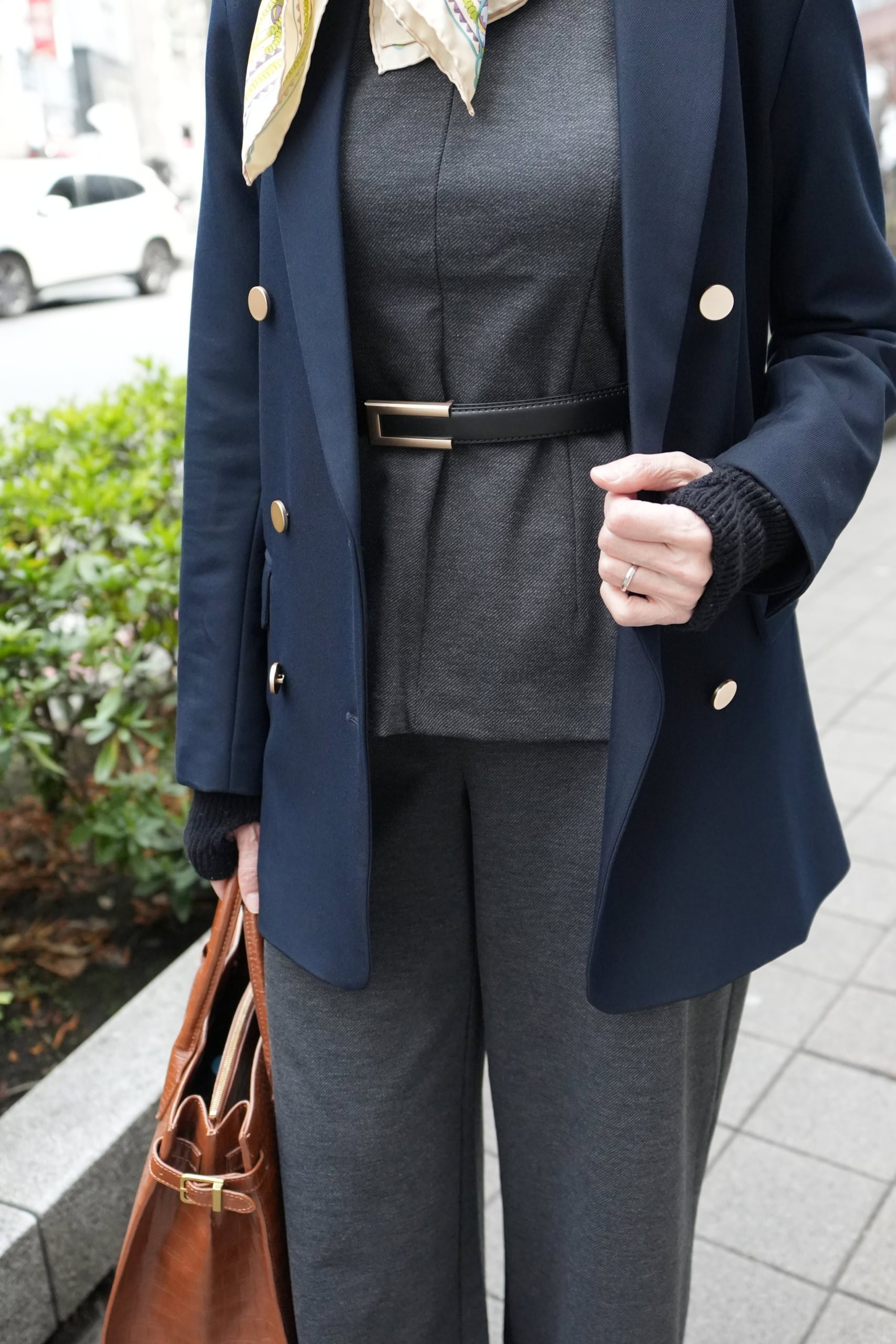 「アクセサリーやベルトは紺ブレのボタンに合わせてゴールド系に統一。落ち着いたダークカラーの服なので、アクセサリーがこってりして見えずちょうどいい具合にエレガントさをプラスできます」