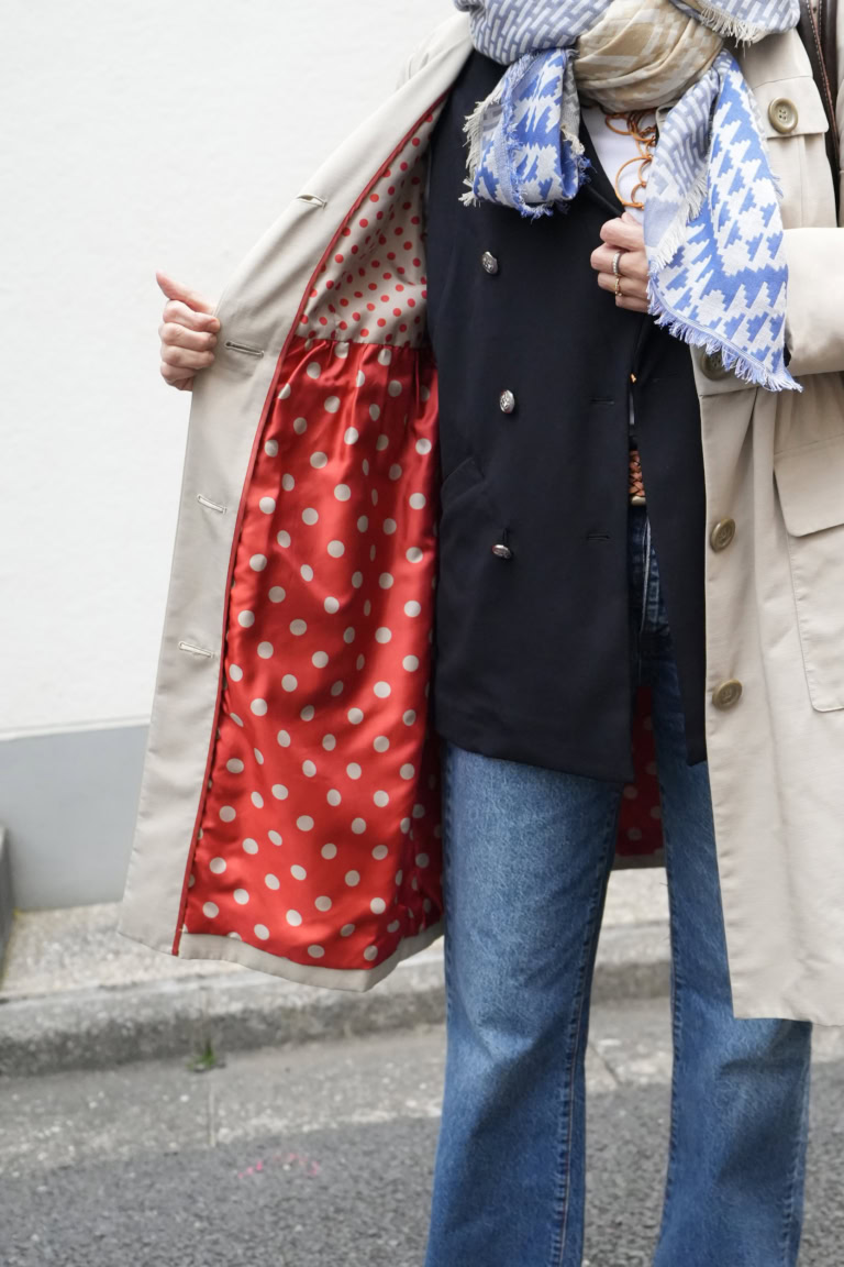 「トレンチコートのフレンチシックな裏地がお気に入りのポイント。風にゆれてちらっと裏地が表に見えるだけで、キュンと気分が上がります！」