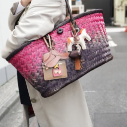 「マダガスカルから輸入しているカゴバッグで春らしい色を差し色に。鮮やかながらも渋みのある配色なのでポップに見えず大人っぽくまとまりました」