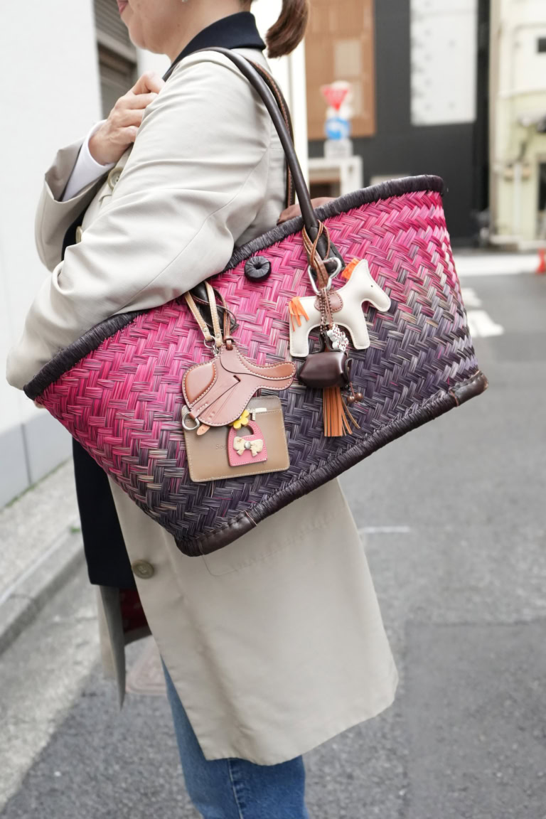 「マダガスカルから輸入しているカゴバッグで春らしい色を差し色に。鮮やかながらも渋みのある配色なのでポップに見えず大人っぽくまとまりました」