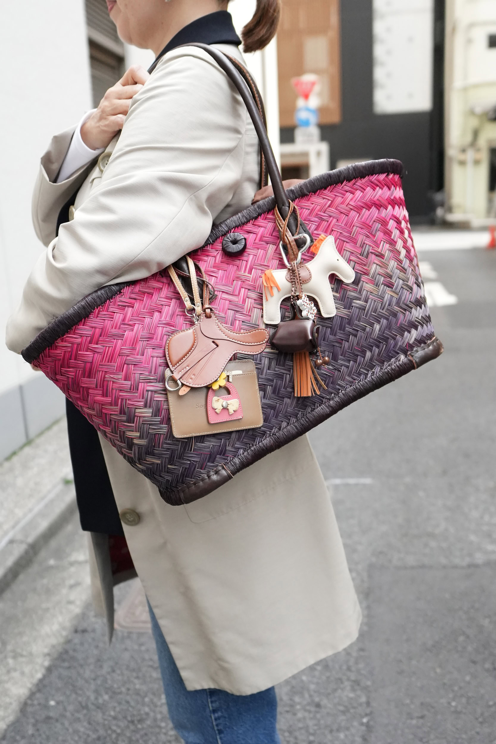 「マダガスカルから輸入しているカゴバッグで春らしい色を差し色に。鮮やかながらも渋みのある配色なのでポップに見えず大人っぽくまとまりました」