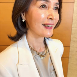 「さみしくなりがちなワントーンコーデには、1粒パールのピアスとゴールドのネックレスで、デコルテをさりげなく華やかに演出。淡色コーデに溶け込みながらも、確かな品格をプラスするゴールドは、肌色にも馴染んで派手過ぎず、パーティーの席にぴったり」