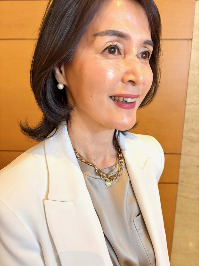 「さみしくなりがちなワントーンコーデには、1粒パールのピアスとゴールドのネックレスで、デコルテをさりげなく華やかに演出。淡色コーデに溶け込みながらも、確かな品格をプラスするゴールドは、肌色にも馴染んで派手過ぎず、パーティーの席にぴったり」