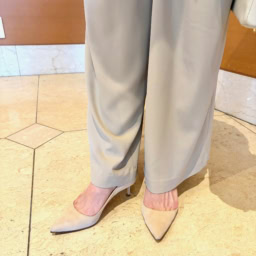 「マノロ ブラニク」のベージュパンプスが、パンツとのラインを美しくつなぎ、脚長効果もあり。「履きやすくてお気に入り。主張しすぎないデザインとカラーで、どんなコーデもサマになるところがポイント」