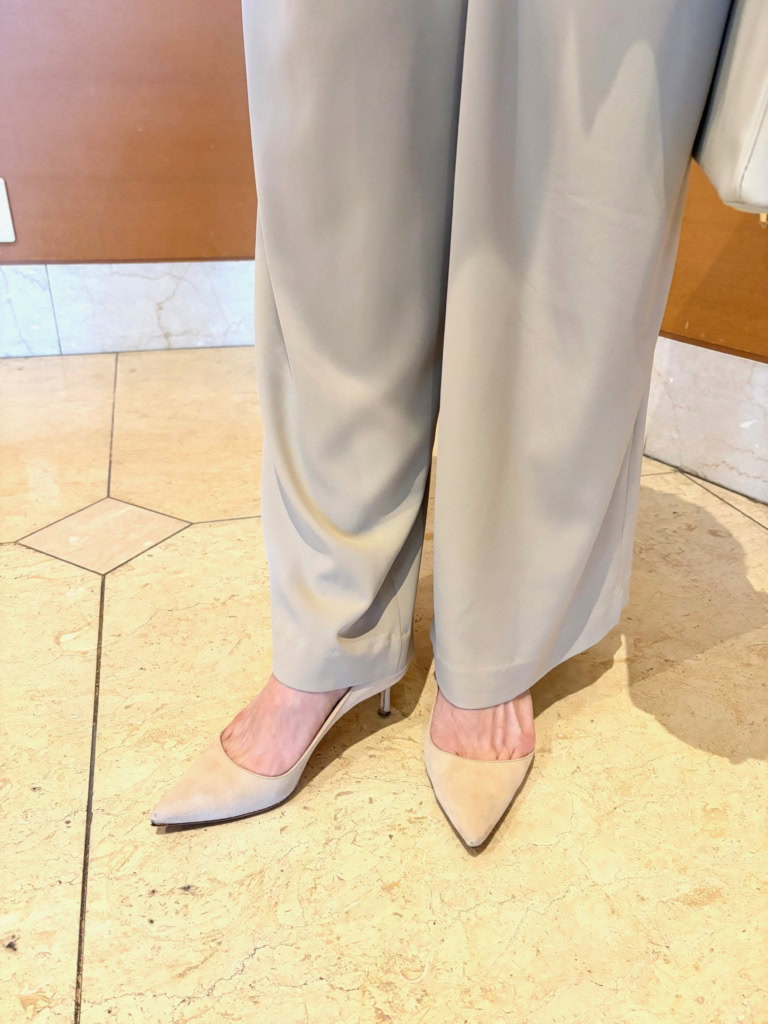 「マノロ ブラニク」のベージュパンプスが、パンツとのラインを美しくつなぎ、脚長効果もあり。「履きやすくてお気に入り。主張しすぎないデザインとカラーで、どんなコーデもサマになるところがポイント」