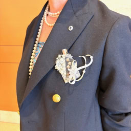 Instagramで出会ったアクセサリー作家の方にオーダー。デニム素材×パールのクリップをエンブレムのように胸元に。「フィリップオーディベール」のアクセサリーとともに個性を添えて。 「オーダーの際、レースやリボンを入れて欲しいとたくさん希望を出したら、すべてを叶えてくださって。とても嬉しいです！大事に使っています」