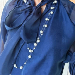 「顔まわりやデコルテを飾るパールのネックレスは、大切な方からのいただきもの。『ZARA』のブラウスの透け感と相まって、パンツスタイルでも、女性らしさをさりげなくプラスしました」